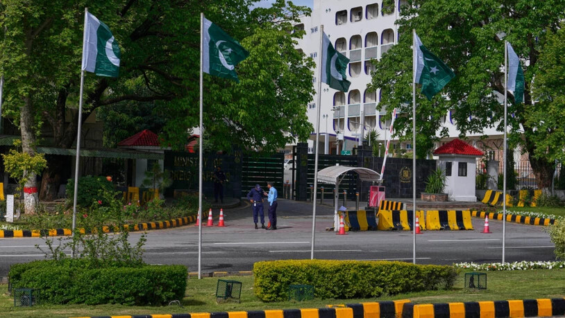 ARCHIV - Sicherheitsbeamte stehen am Haupteingang des pakistanischen Außenministeriums Wache, um die Sicherheit vor den möglichen Verhandlungen zwischen den Vereinigten Staaten und dem Iran in der pakistanischen Hauptstadt nach der Einigung über eine…