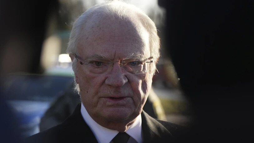 ARCHIV - Schwedens König Carl XVI. Gustaf spricht zu Journalisten, nachdem er Blumen an einer Gedenkstätte in der Nähe des Bildungszentrums Campus Risbergska niedergelegt hat. Foto: Sergei Grits/AP/dpa