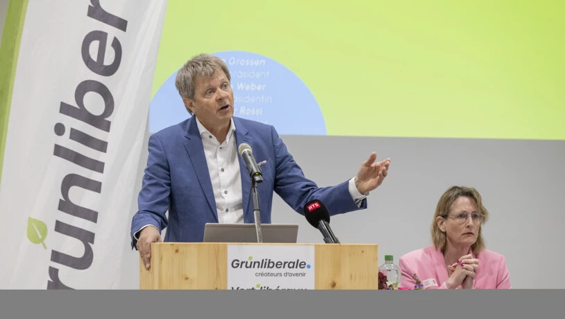 Der Parteipräsident der GLP Schweiz, Jürg Grossen (links) und die Vize-Präsidentin Celine Weber an der Delegiertenversammlung der GLP Schweiz im Burgbachsaal in Zug.