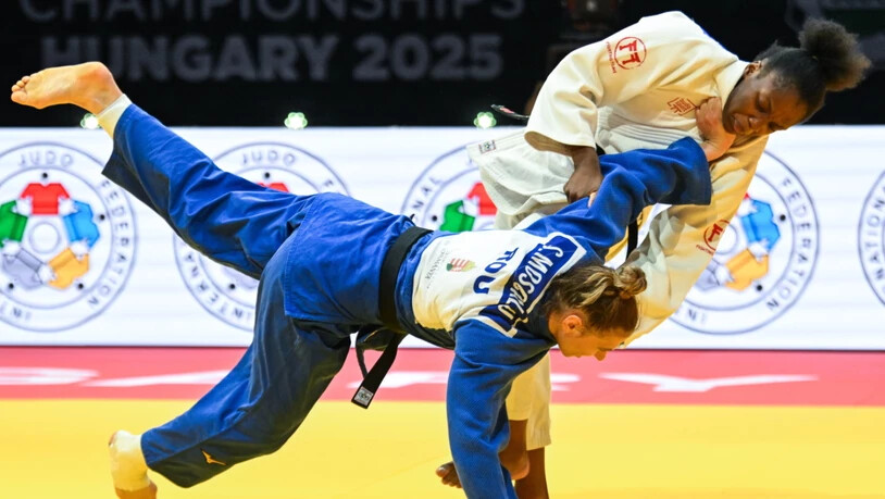 April Lynn Fohouo (in weiss) setzt zum Wurf an (Archivaufnahme)