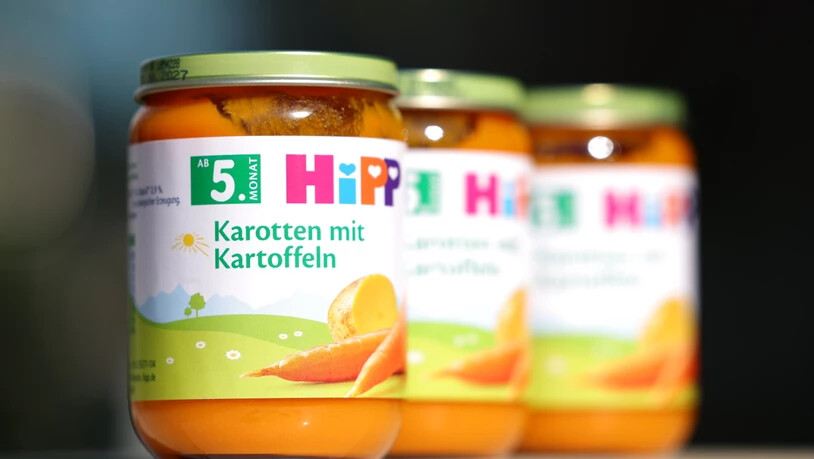 Hipp-Babykostgläschen stehen auf einem Tisch. Foto: Tobias Steinmaurer/APA/dpa