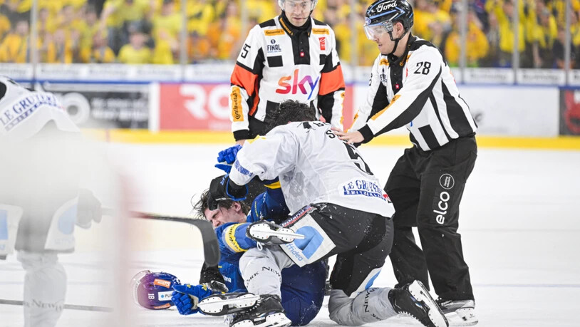 Alle Hände voll zu tun und überbordende Emotionen: Die Schieds- und Linienrichter versuchen die Streithähne Filip Zadina (li.) und Simon Seiler zu trennen