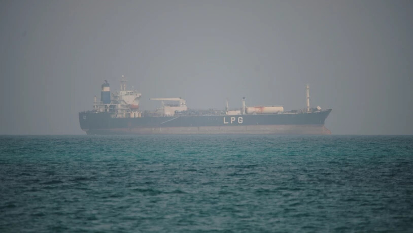 Ein LPG-Tanker (Flüssiggas) fährt in den Gewässern nördlich der Straße von Bab el-Mandeb. Foto: Abdulnasser Alseddik/AP/dpa