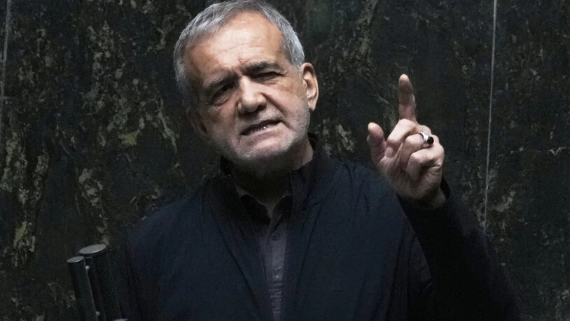 ARCHIV - Der iranische Präsident Massud Peseschkian spricht in einer öffentlichen Sitzung des Parlaments. Foto: Vahid Salemi/AP/dpa