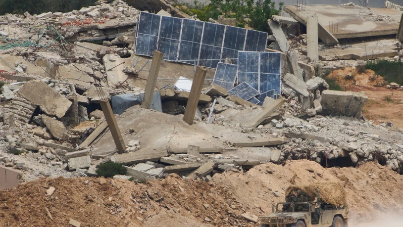 Israelische Soldaten fahren durch den Südlibanon, vom Norden Israels aus gesehen. Foto: Ariel Schalit/AP/dpa