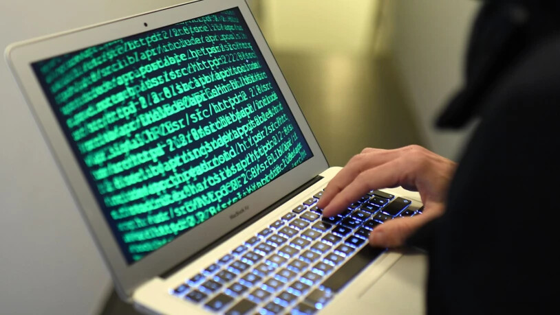 Schweizerinnen und Schweizer sorgen sich zunehmend vor Cyberbetrug. Das hat vor allem auch mit der Entwicklung von Künstlicher Intelligenz zu tun.(Symbolbild)