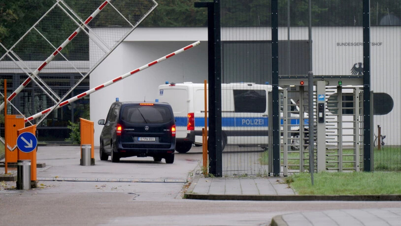 ARCHIV - Einsatzfahrzeuge der Polizei auf dem Gelände des deutschen Bundesgerichtshofes. Foto: René Priebe/dpa/Archivbild