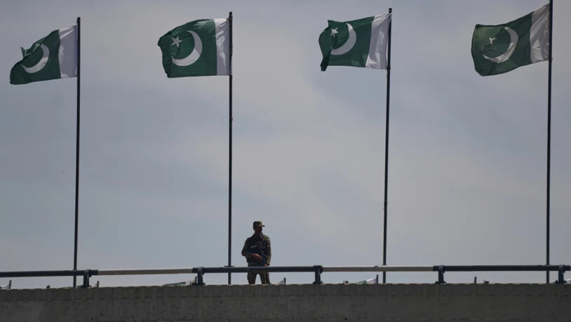Ein Soldat auf einer Brücke in Islamabad, Pakistan. Foto: M. A. Sheikh/AP/dpa