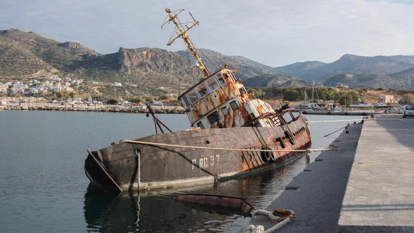 ARCHIV - Ein beschlagnahmtes Schiff, das für den Transport von Migranten verwendet wurde, liegt im Hafen von Paliochora auf der Insel Kreta. Foto: Giannis Angelakis/AP/dpa/Archivbild