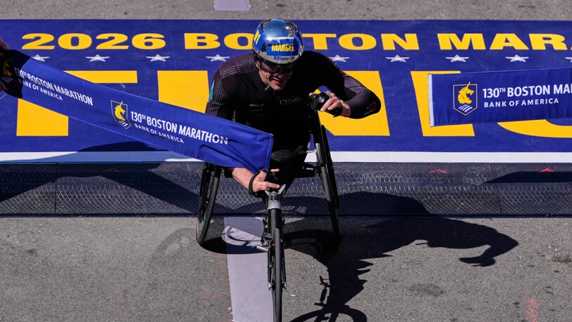 Marcel Hug überquert die Ziellinie in Boston nach 42,195 km auch in diesem Jahr als Erster