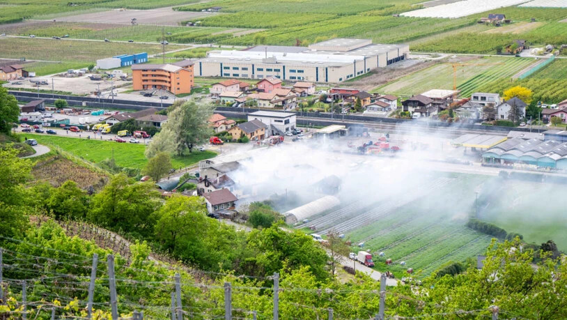In der Gemeinde Saxon im Unterwallis haben am Montagnachmittag Lagerhallen und ein Wohnhaus gebrannt.