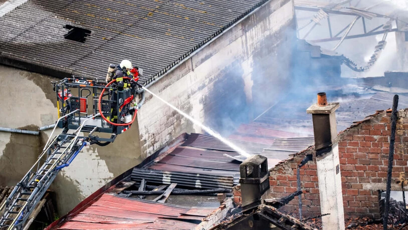 Beim Brand in Saxon wurden Lagerhallen und ein Wohnhaus zerstört.