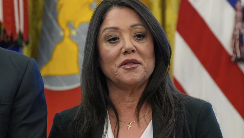 ARCHIV - US-Arbeitsministerin Lori Chavez-DeRemer hört zu, wie US-Präsident Trump mit Reportern spricht. Foto: Alex Brandon/AP/dpa