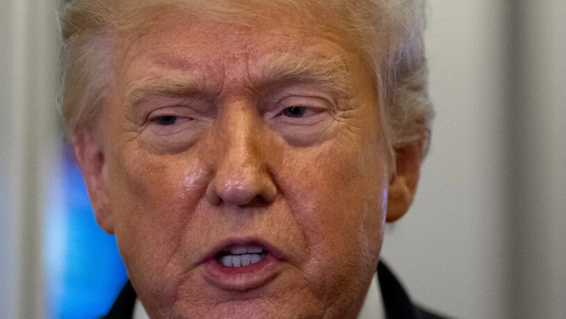 US-Präsident Donald Trump spricht mit Reportern an Bord der Air Force One auf dem Weg zur Joint Base Andrews. Foto: Alex Brandon/AP/dpa