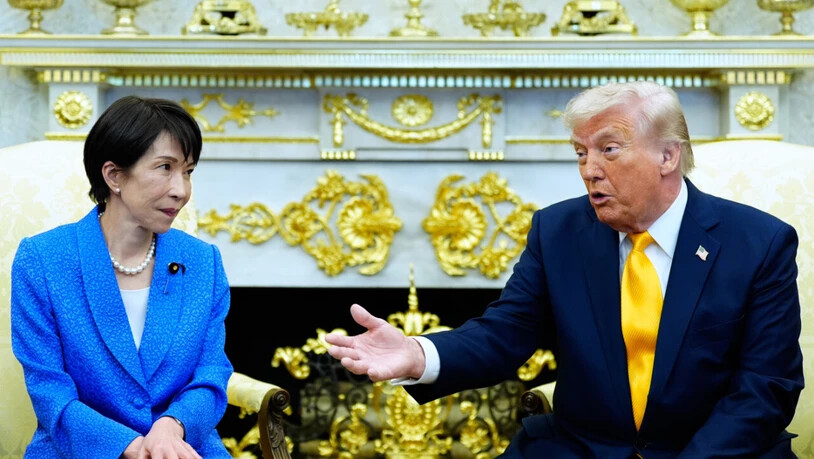 ARCHIV - Präsident Donald Trump spricht mit Japans Premierministerin Sanae Takaichi im Oval Office des Weißen Hauses. Foto: Alex Brandon/AP/dpa