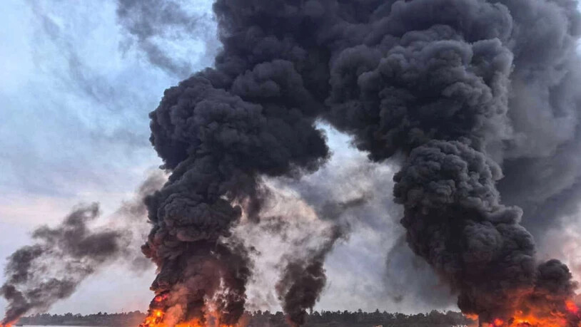 dpatopbilder - Mehrere Schiffe stehen im Hafen in Flammen, nachdem ein Öltanker Feuer gefangen hatte. Foto: Sai Aung/HNA/dpa - ACHTUNG: Nur zur redaktionellen Verwendung im Zusammenhang mit der aktuellen Berichterstattung und nur mit vollständiger…