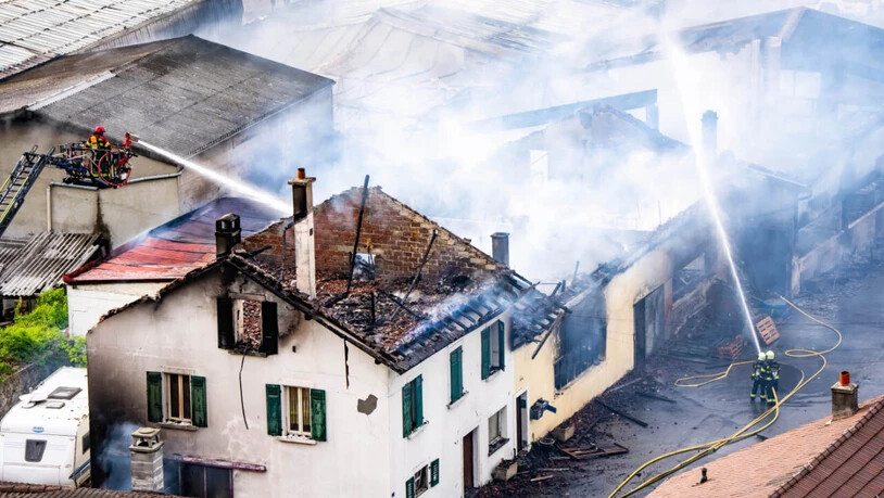 Grosseinsatz in Saxon VS: Bei einem Grossbrand wurden mehrere Gebäude zerstört.