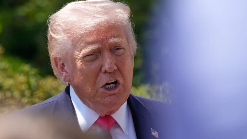 ARCHIV - US-Präsident Donald Trump spricht mit Reportern. Foto: Jen Golbeck/FR172329 AP/dpa/Archivbild