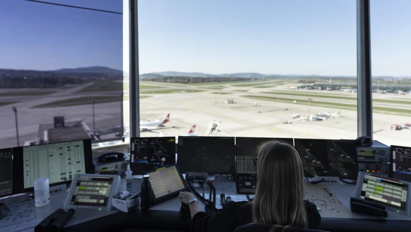 Eine Mitarbeiterin von Skyguide im Tower des Flughafens Zürich Kloten lotst die Flugzeuge im Ab- und Anflug. (Archivbild)