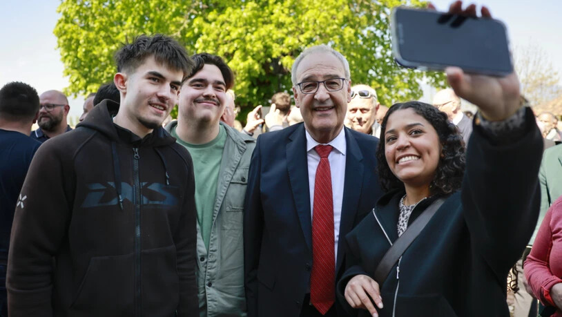 Bundespräsident Guy Parmelin (Mitte) mischte sich in Estavayer-le-Lac unter das Volk.