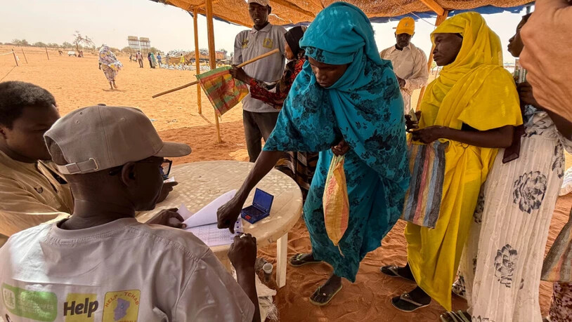 ARCHIV - Ehe sudanesische Flüchtlingsfrauen ihre Lebensmittelrationen im Flüchtlingslager Aboutengé im Osten des Tschad erhalten, müssen sie einen Berechtigungsschein vorzeigen und mit einem Fingerabdruck den Empfang quittieren. Foto: Eva Krafczyk/dpa