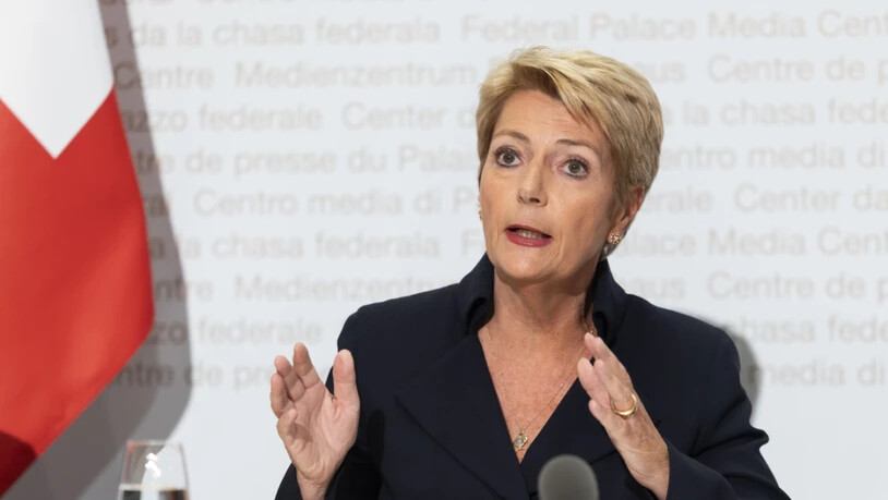 "Die Verantwortung liegt jetzt beim Parlament": Finanzministerin Karin Keller-Sutter stellt in Bern die Vorlage für die Eigenmittelanforderungen an die UBS den Medien vor.