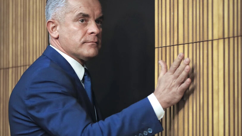 ARCHIV - Vladimir Plahotniuc, der Vorsitzende der Demokratischen Partei, verlässt nach einer Presseerklärung den Raum. Nach Jahren auf der Flucht ist der Oligarch Vladimir Plahotniuc an Moldau ausgeliefert worden. Foto: Vadim Ghirda/AP/dpa