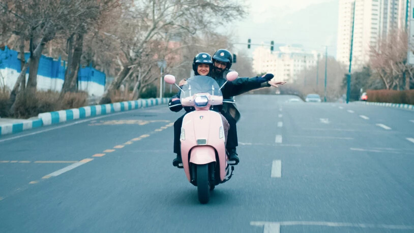 Auf einer rosafarbenen Vespa sausen Filmemacher Bahram und Produzentin Sadaf im Film "Divine Comedy" durch Teheran und suchen nach einem Spielort für ihren neusten Film.