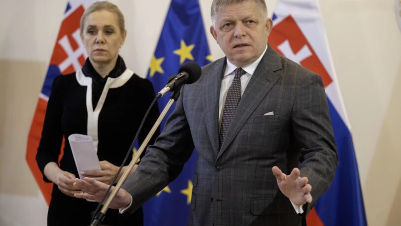 ARCHIV - Robert Fico (Smer-SD), Ministerpräsident der Slowakei, gibt neben Denisa Sakova, Wirtschaftsministerin, eine Erklärung ab (Archivbild). Foto: Martin Baumann/TASR/dpa