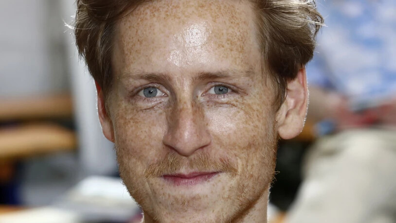 "Botanik des Wahnsinns" heisst der erste Roman, den der deutscher Theater- und Hörspielautor Leon Engler geschrieben hat. Und gleich dieses Debüt haben die Deutschschweizer Buchhändlerinnen und Buchhändler zu ihrem Lieblingsbuch 2026 gekürt. (Archivbild)