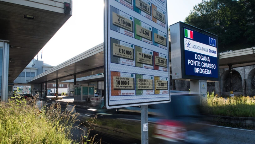 Mit der Lohnerhöhung für Ärztinnen, Ärzte und Pflegekräfte aus italienischen Grenzgebieten soll deren Abwanderung in die Schweiz verhindert werden. (Archivbild)