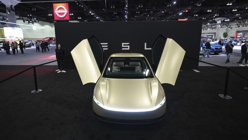 Das Tesla Cybercab - hier ein Showmodel aus dem Jahr 2024 - soll laut Elon Musk nun in Produktion sein. (Archivbild)