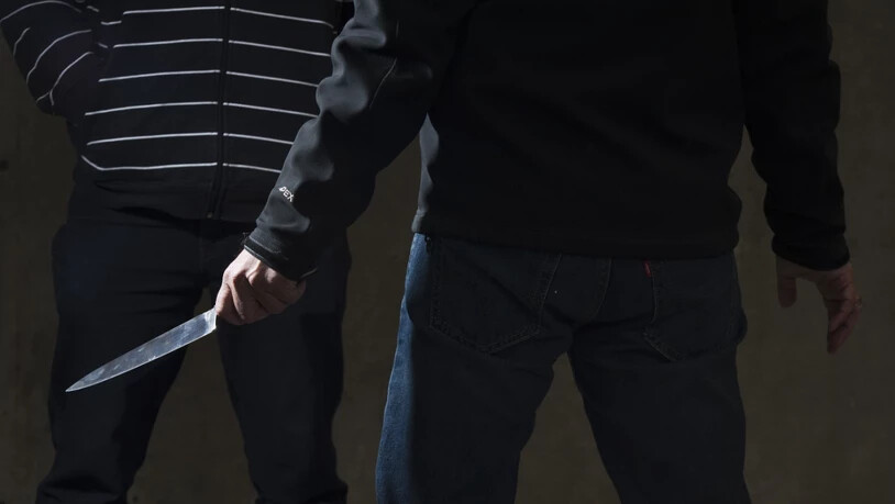 Der Mann verletzte seinen 77-jährigen Vater mit mehreren Messerstichen tödlich. (Symbolbild)