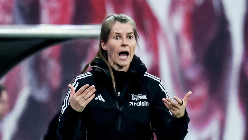 Marie-Louise Eta gestikuliert