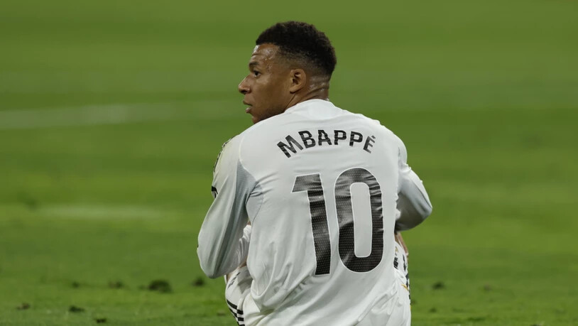 Kylian Mbappé sitzt am Boden. Er scheint nicht fit zu sein