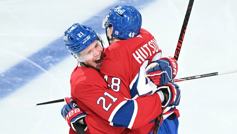 Lane Hutson (rechts) von den Montreal Canadiens feiert mit Kaiden Kuhle den Sieg