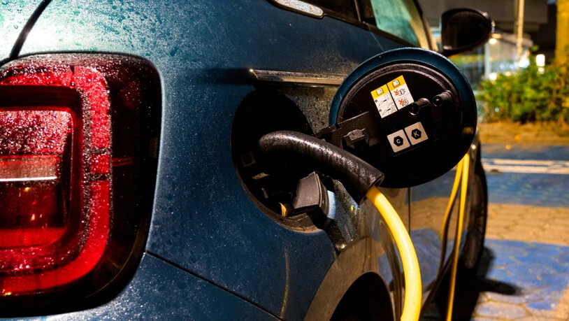 Kostet weniger: eine Fahrt mit dem E-Auto ist laut einer Studie fast halb so teuer wie eine in einem Auto, das mit einem alternativen Treibstoff (Biofuel) betrieben wird. (Symbolbild)