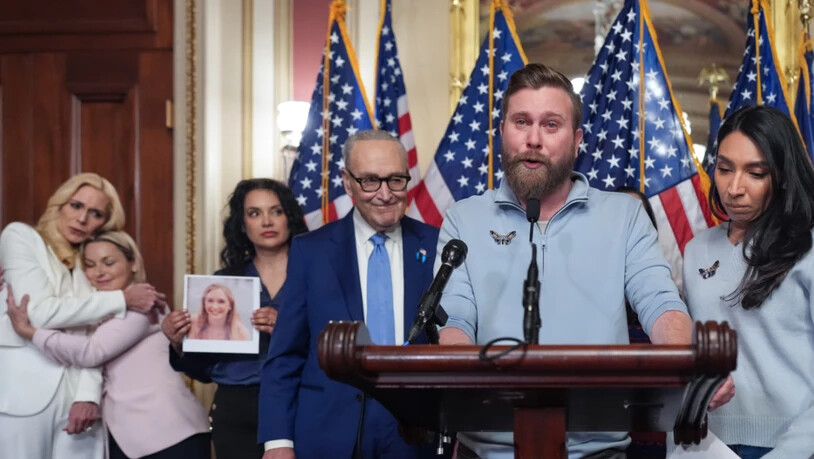 ARCHIV - Sky Roberts, der Bruder von Virginia Giuffre, spricht zusammen mit seiner Frau Amanda (r) während Senatsminderheitenführer Chuck Schumer, D-N.Y., zuhört und Überlebende des verurteilten Sexualstraftäters Jeffrey Epstein und Gesetzgeber sich…