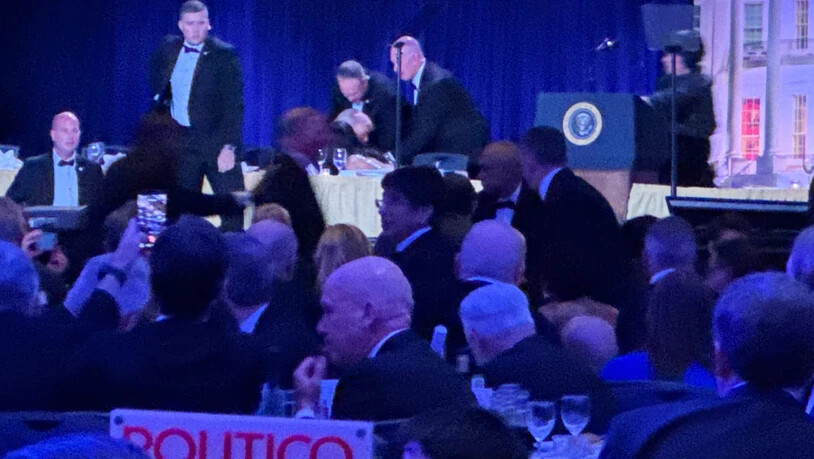 Secret Service Agenten reagieren während des White House Correspondents' Dinner. Foto: Mark Schiefelbein/AP/dpa