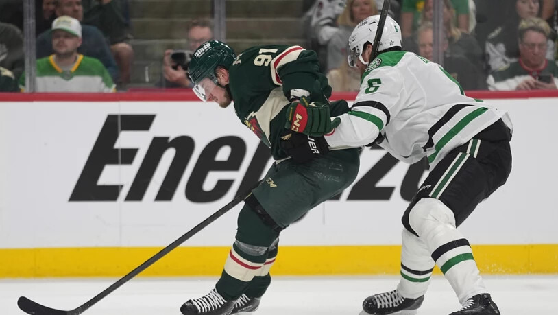 Lian Bichsel (rechts) drängt den Gegner ab