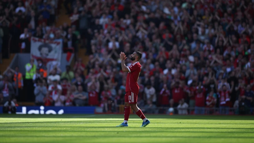 Der Oberschenkel zwickt: Mohamed Salah applaudiert den Fans bei seiner Auswechslung am Samstag