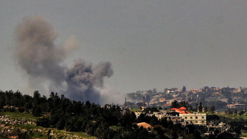 Über dem südlibanesischen Dorf Zawatar steigt nach einem israelischen Luftangriffs auf angebliche Hisbollah-Stellungen Rauch auf. Foto: Stringer/dpa
