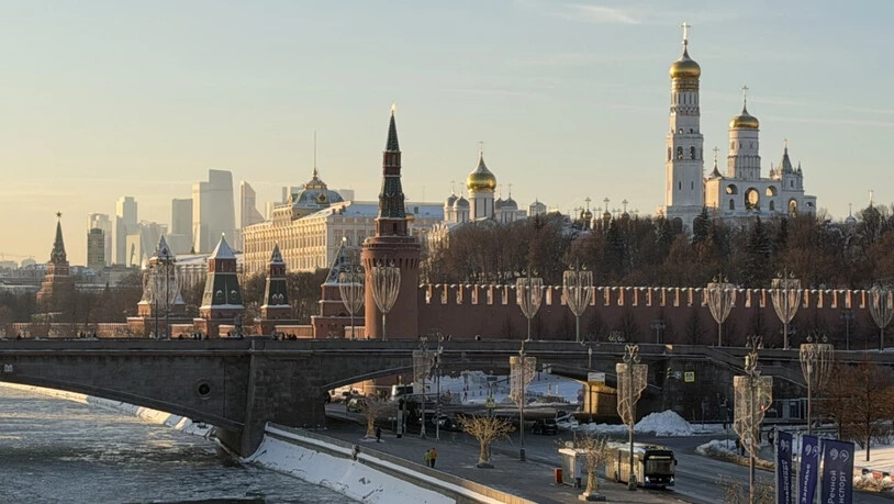 ARCHIV - Der Kreml (r) und das Wolkenkratzerviertel Moskwa City (hinten) erstrahlen am eisbedeckten Fluss Moskwa in der Nachmittagssonne. Foto: Ulf Mauder/dpa