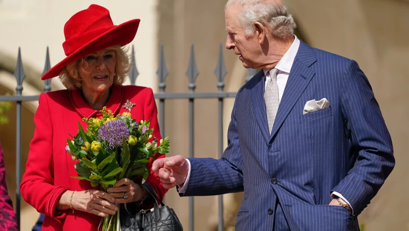 Der britische König Charles III. und Königin Camilla (l) verlassen die St. George's Chapel in Windsor, nachdem sie dem Ostermatinsgottesdienst beigewohnt haben. Foto: Alberto Pezzali/Pool AP/AP/dpa