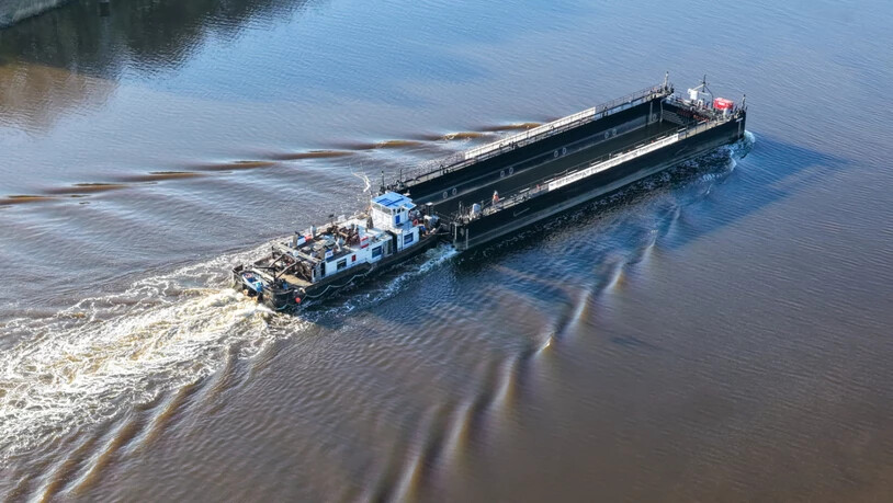 Ein Lastkahn, geschoben von dem Schubschiff «Hans» fährt auf dem Nord-Ostsee-Kanal bei Hohenhörn. Die sogenannte Barge, die für den Transport des Wals durch die Ostsee in die Nordsee vorgesehen ist, soll kommende Nacht oder Montagfrüh an der Insel Poel…