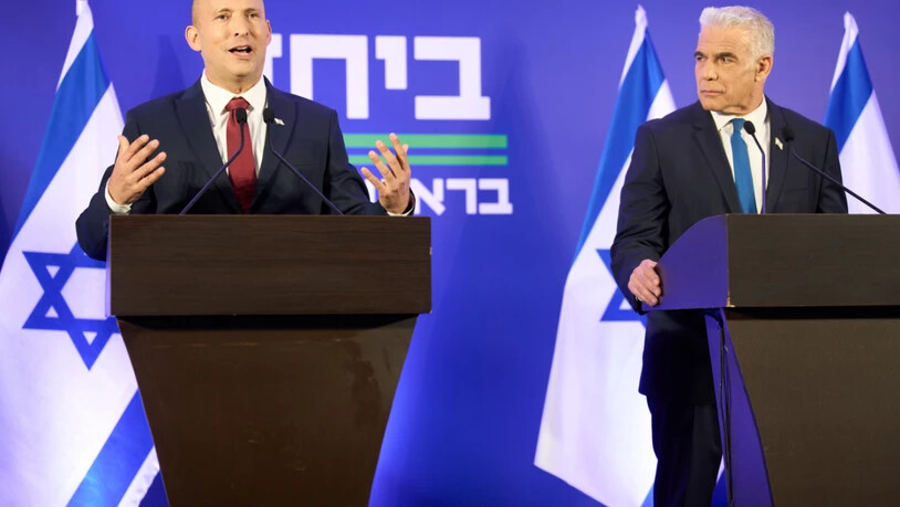 Die ehemaligen israelischen Ministerpräsidenten Naftali Bennett (l) und Yair Lapid geben auf einer gemeinsamen Pressekonferenz bekannt, dass ihre Parteien bei den kommenden Wahlen in Herzliya, Israel, gemeinsam antreten werden. Foto: Ariel Schalit/AP/dpa