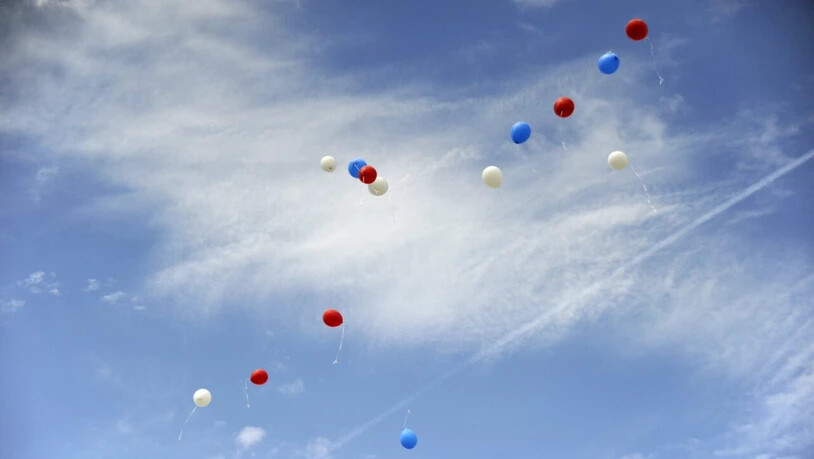 Das Steigenlassen von Ballons und Himmelslaternen wird im Kanton Neuenburg verboten. (Archivbild)