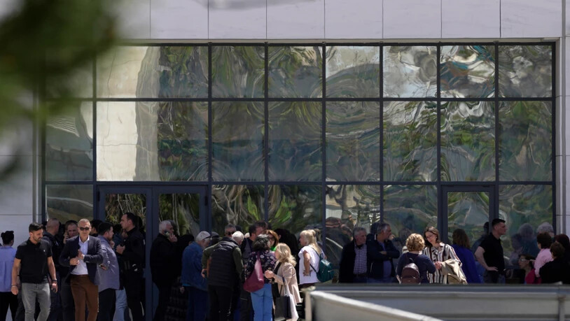 Menschen vor dem Gerichtsgebäude, in dem Schüsse fielen. Foto: Petros Giannakouris/AP/dpa