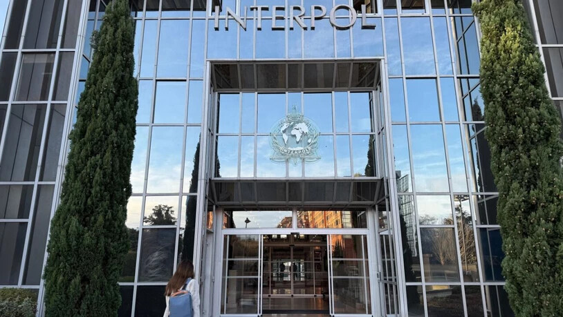 PRODUKTION - Eine Person läuft auf den Sitz von Interpol in Lyon zu. Interpol ist die weltgrößte Polizeiorganisation. Foto: Rachel Sommer/dpa