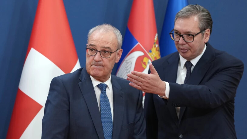 Bundespräsident Guy Parmelin (links) am Dienstag in Belgrad beim Empfang durch seinen serbischen Amtskollegen Aleksandar Vucic.